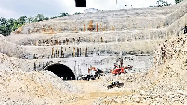 Massive Tunnel Under Construction: రాజమార్గంలో అతి పే..ద్ద సొరంగం