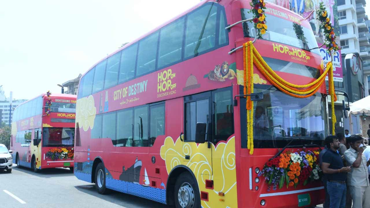 Hop on Hop off bus Vizag: హాప్ ఆన్ హాప్ ఆఫ్ బస్సులను ప్రారంభించిన సీఎం చంద్రబాబు