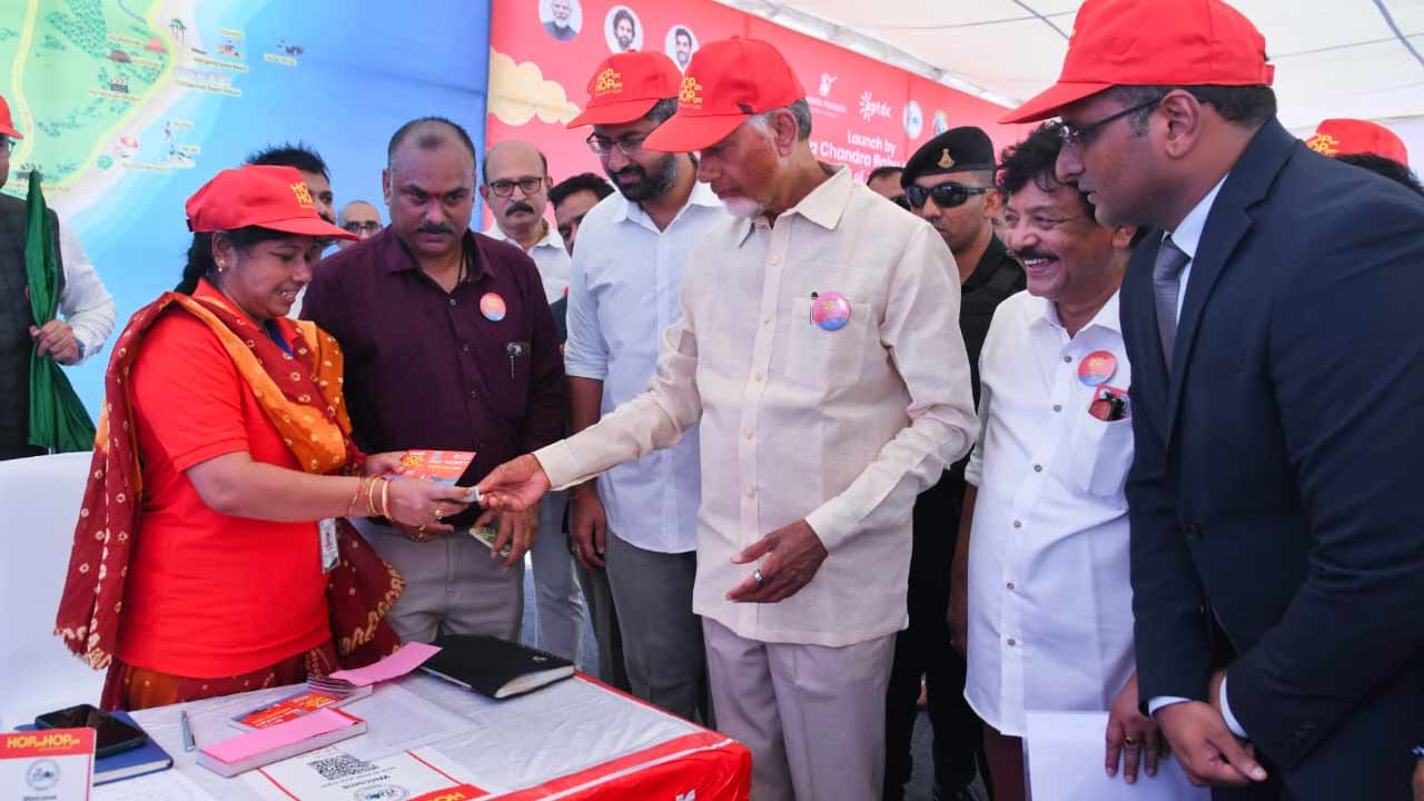 Hop on Hop off bus Vizag: హాప్ ఆన్ హాప్ ఆఫ్ బస్సులను ప్రారంభించిన సీఎం చంద్రబాబు