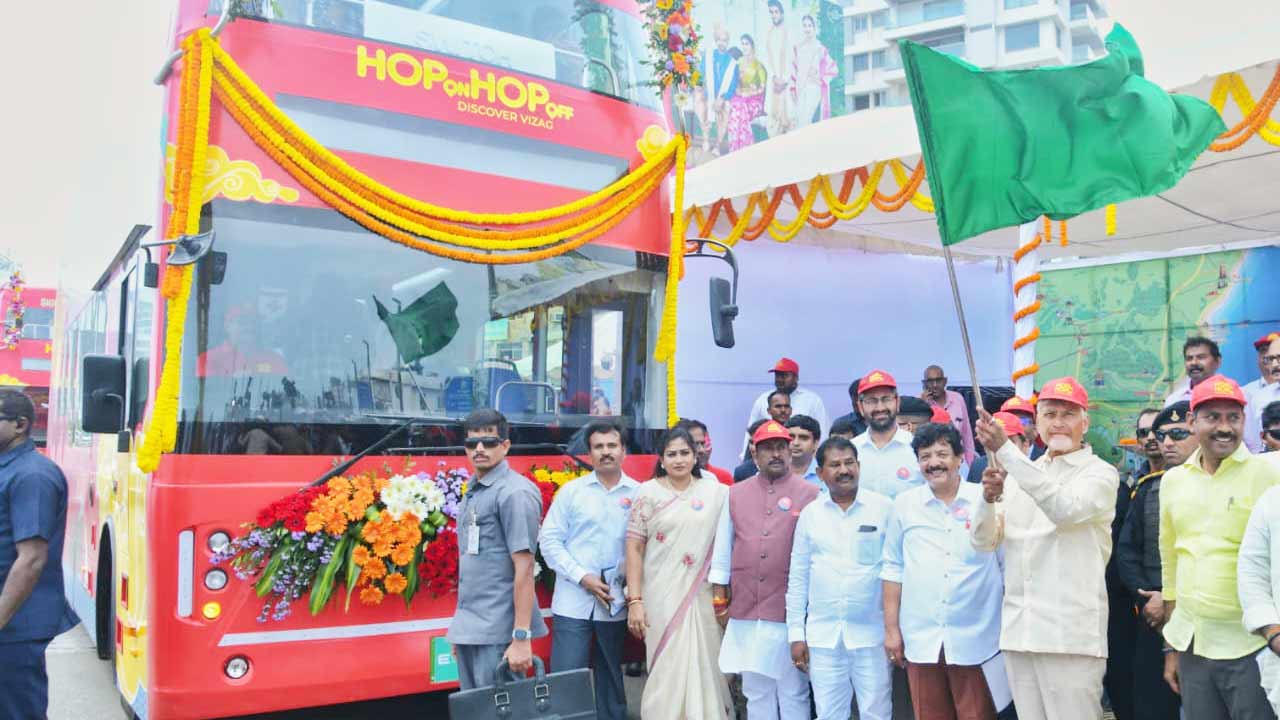Hop on Hop off bus Vizag: హాప్ ఆన్ హాప్ ఆఫ్ బస్సులను ప్రారంభించిన సీఎం చంద్రబాబు