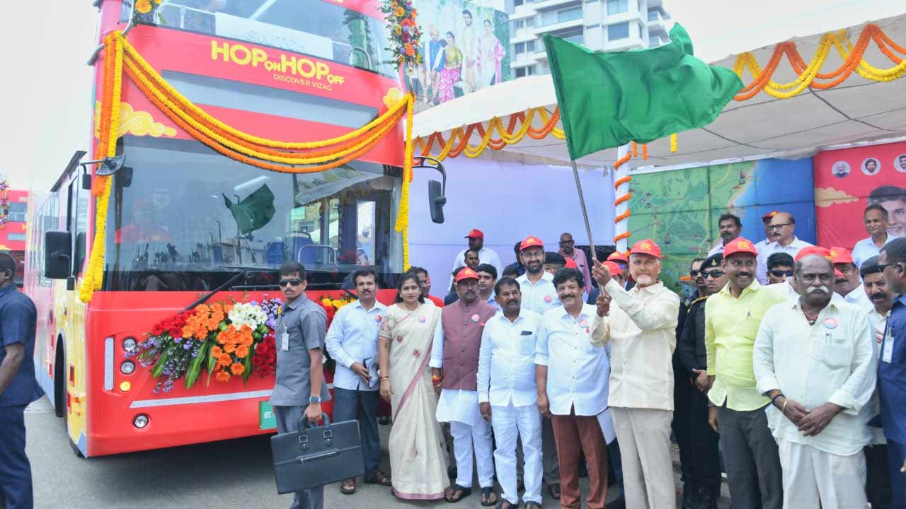 Hop on Hop off bus Vizag: హాప్ ఆన్ హాప్ ఆఫ్ బస్సులను ప్రారంభించిన సీఎం చంద్రబాబు