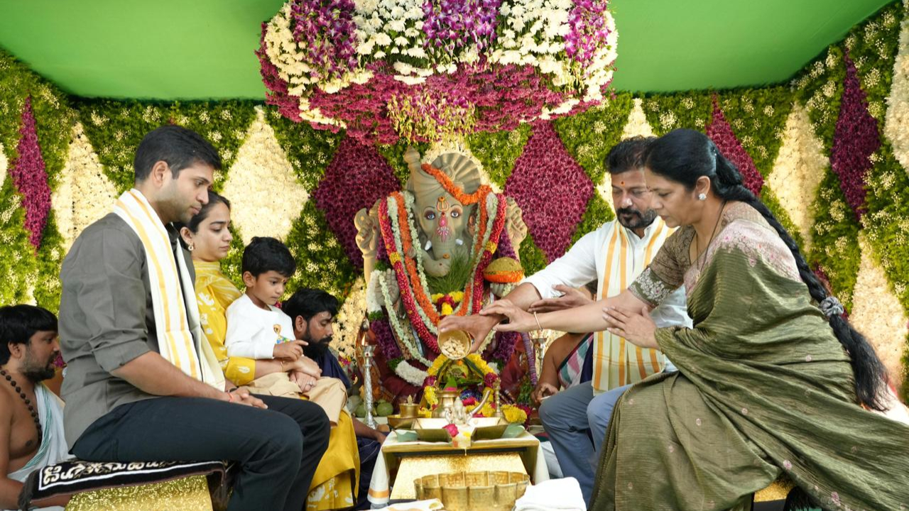 విఘ్నేశ్వరుడికి ప్రత్యేక పూజలు చేసిన సీఎం రేవంత్ రెడ్డి దంపతులు..