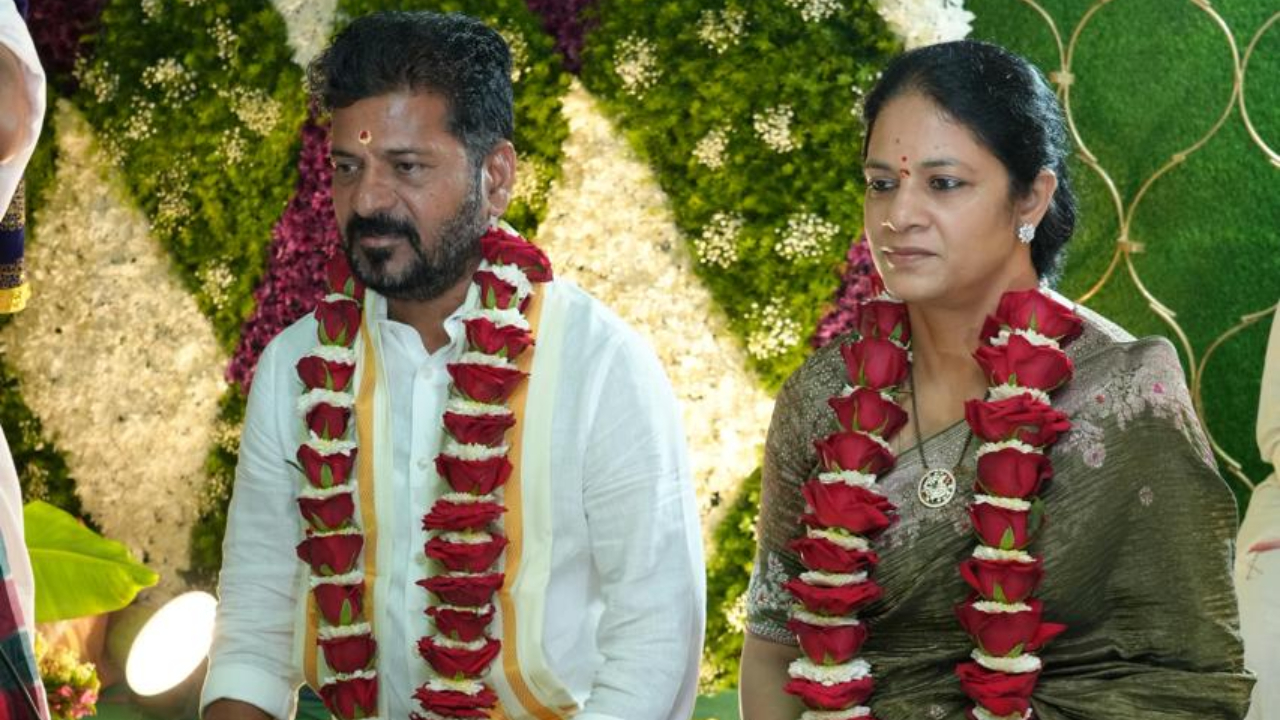 విఘ్నేశ్వరుడికి ప్రత్యేక పూజలు చేసిన సీఎం రేవంత్ రెడ్డి దంపతులు..