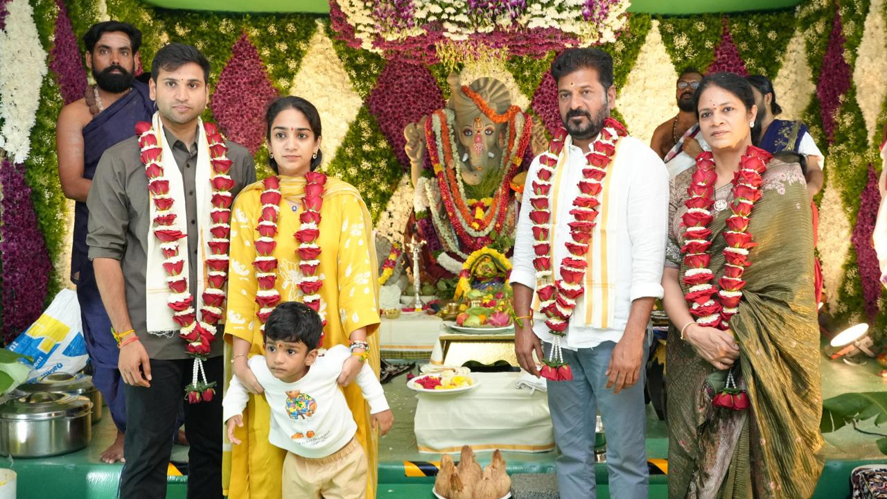 విఘ్నేశ్వరుడికి ప్రత్యేక పూజలు చేసిన సీఎం రేవంత్ రెడ్డి దంపతులు..
