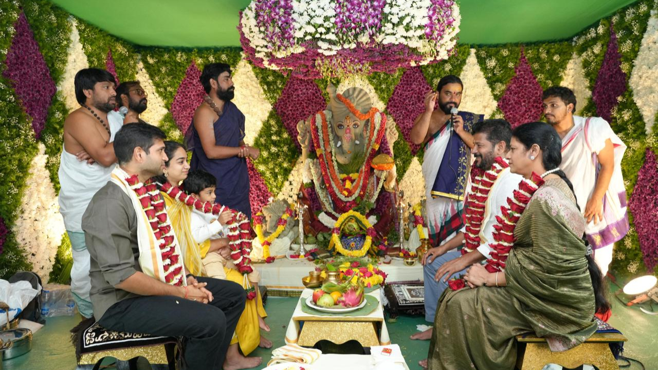 విఘ్నేశ్వరుడికి ప్రత్యేక పూజలు చేసిన సీఎం రేవంత్ రెడ్డి దంపతులు..