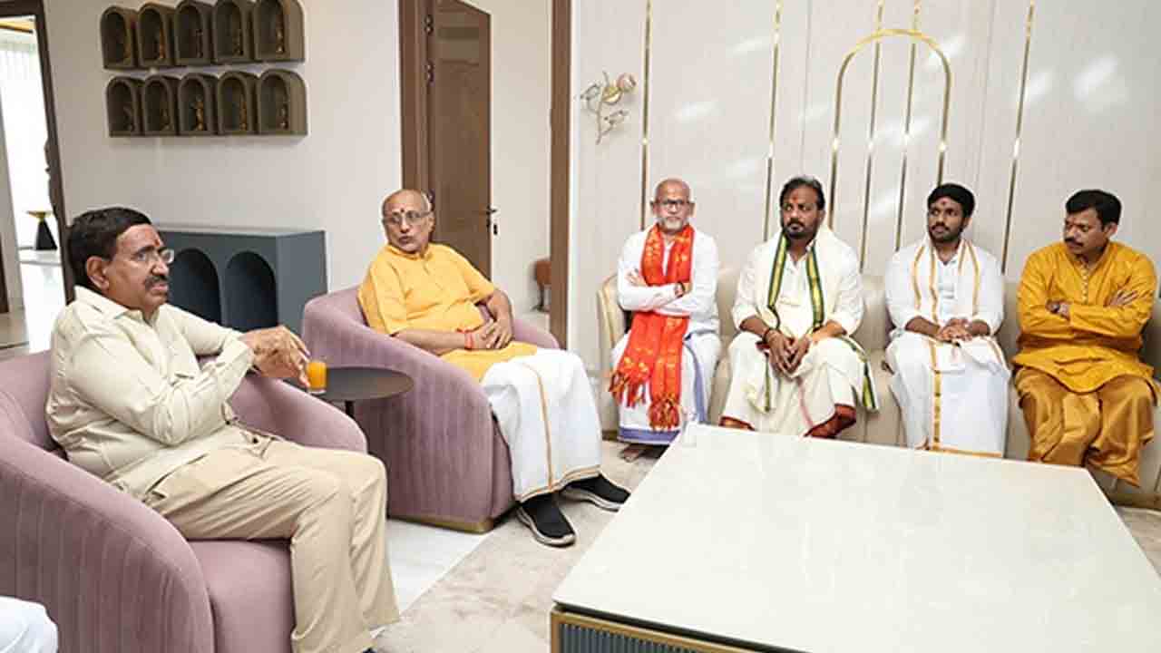 CP Radhakrishnan: తిరుమలలో సీపీ రాధాకృష్ణన్‌కు టీటీడీ అధికారులు ఘన స్వాగతం..