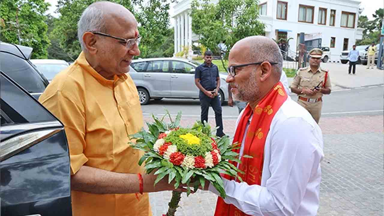 CP Radhakrishnan: తిరుమలలో సీపీ రాధాకృష్ణన్‌కు టీటీడీ అధికారులు ఘన స్వాగతం..