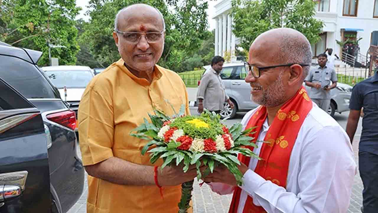 CP Radhakrishnan: తిరుమలలో సీపీ రాధాకృష్ణన్‌కు టీటీడీ అధికారులు ఘన స్వాగతం..