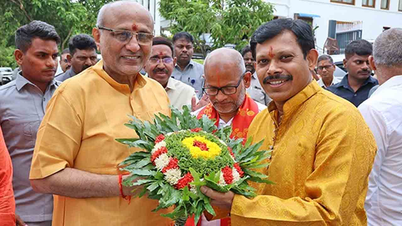 CP Radhakrishnan: తిరుమలలో సీపీ రాధాకృష్ణన్‌కు టీటీడీ అధికారులు ఘన స్వాగతం..