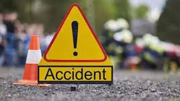 Tragic Road Accident: చేవెళ్లలో  రోడ్డు ప్రమాదం.. తండ్రీ కూతుళ్ల మృతి