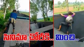 Coal Theft in Train:  సినిమా స్టైల్లో చోరీ.. రన్నింగ్ గూడ్స్ రైల్లో.. బొగ్గు ఎలా చోరీ చేస్తున్నారో చూస్తే.. 