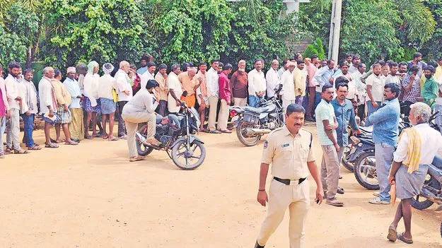 Farmers Struggle for Urea: యూరియా కోసం పడిగాపులు