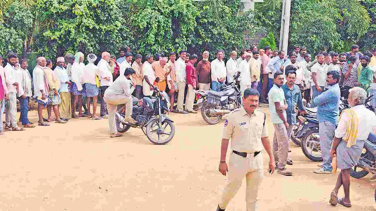 Farmers Struggle for Urea: యూరియా కోసం పడిగాపులు