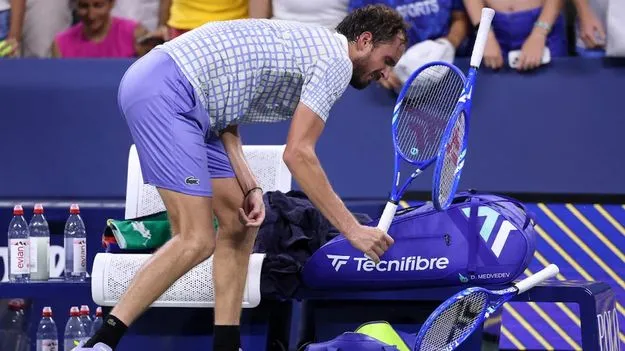 Daniil Medvedev Fined: యూఎస్ ఓపెన్‌లో మెద్వెదేవ్‌కు రూ.37 లక్షల ఫైన్..ఏం చేశాడో తెలుసా..