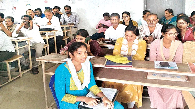 Dsc candidates : కొనసాగుతున్న సర్టిఫికెట్ల పరిశీలన