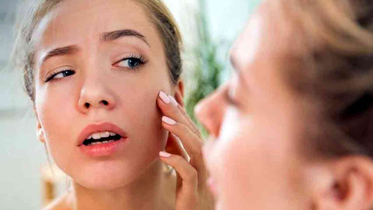 Health Tips: ఉదయం నిద్రలేవగానే ముఖం ఉబ్బినట్లు ఉందా.. అయితే ఇలా చేసి చూడండి..