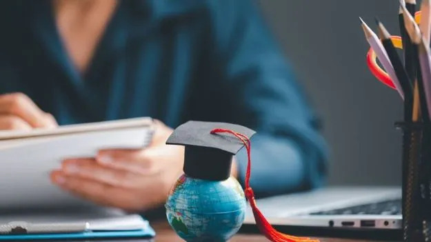 Student Debt: అమెరికాలో చదివి ఇండియాకొచ్చాక నరకం.. రూ.20 వేల జీతం.. రూ.50 లక్షల అప్పు