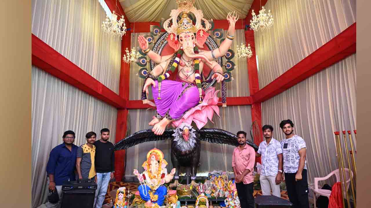 Ganesh in Telugu States: తెలుగు రాష్ట్రాల్లో వెరైటీ గణనాథులు.. పరవశించిపోతున్న భక్తజనం