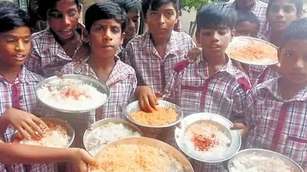 Hot Chili Paste in Nizamabad School: టీచర్‌ కాదు సైకో 