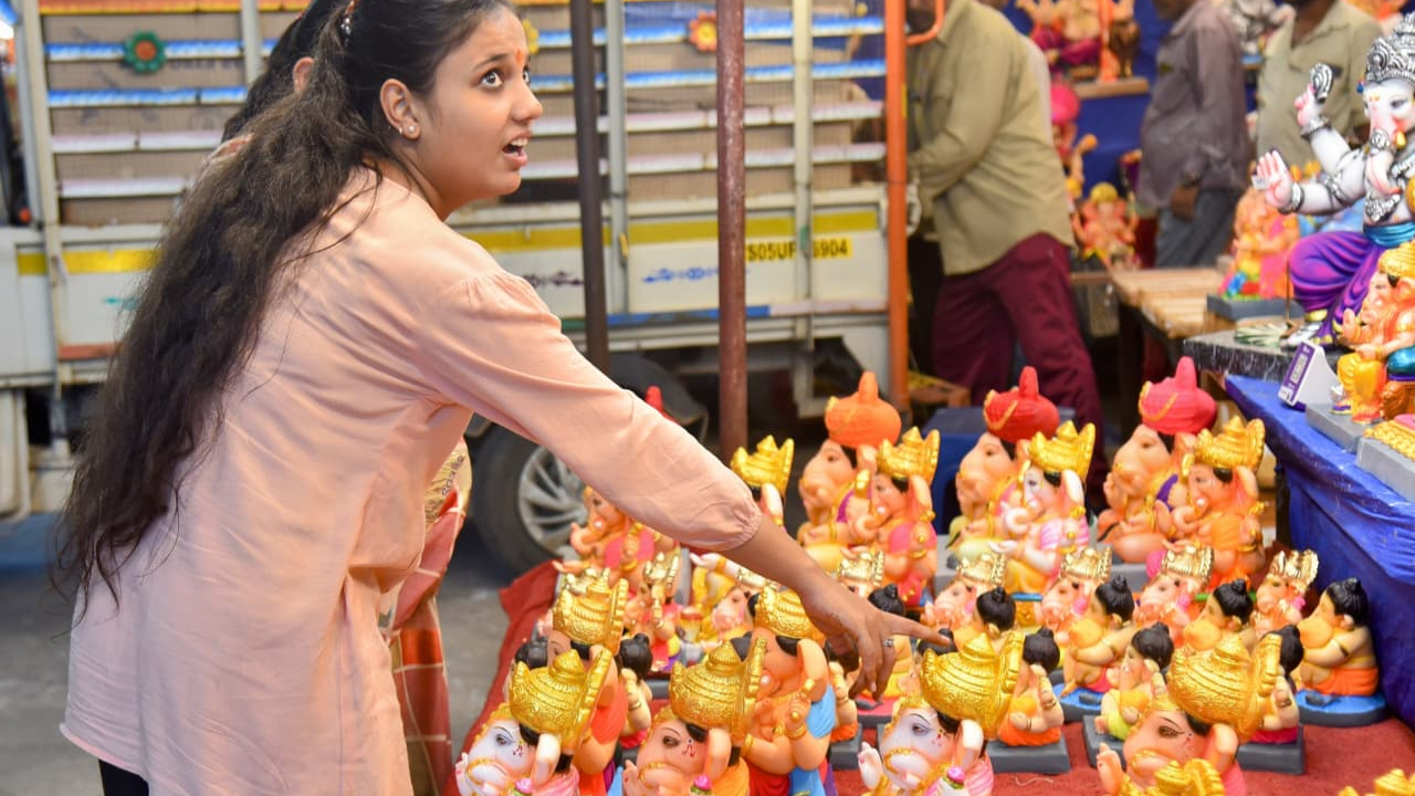 హైదరాబాద్ వ్యాప్తంగా మొదలైన వినాయక చవితి హడావిడి