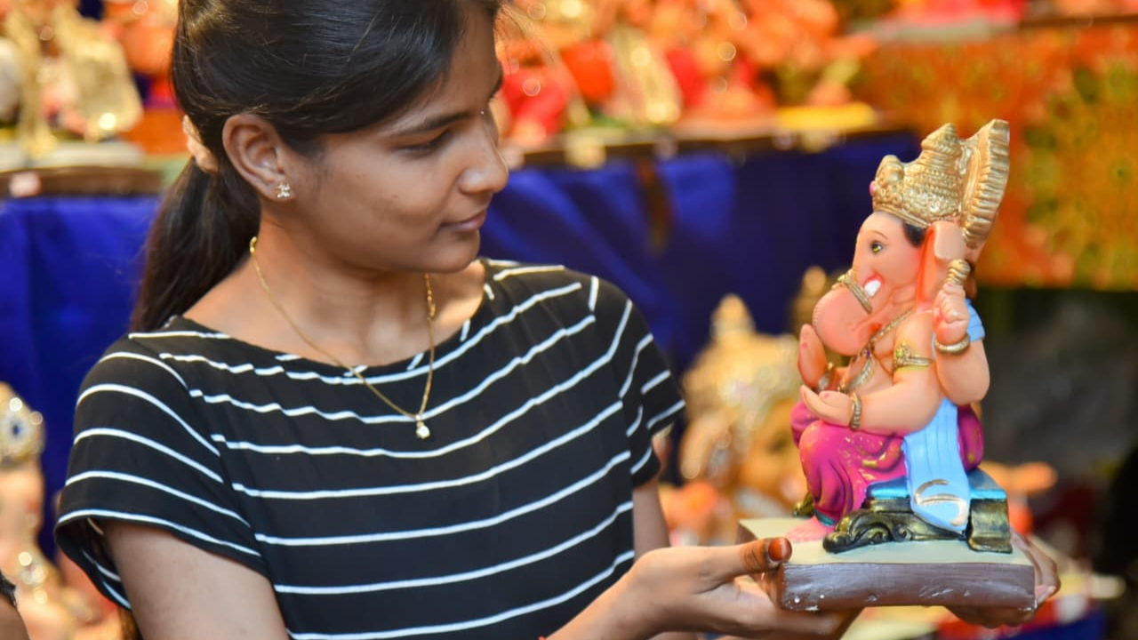 హైదరాబాద్ వ్యాప్తంగా మొదలైన వినాయక చవితి హడావిడి