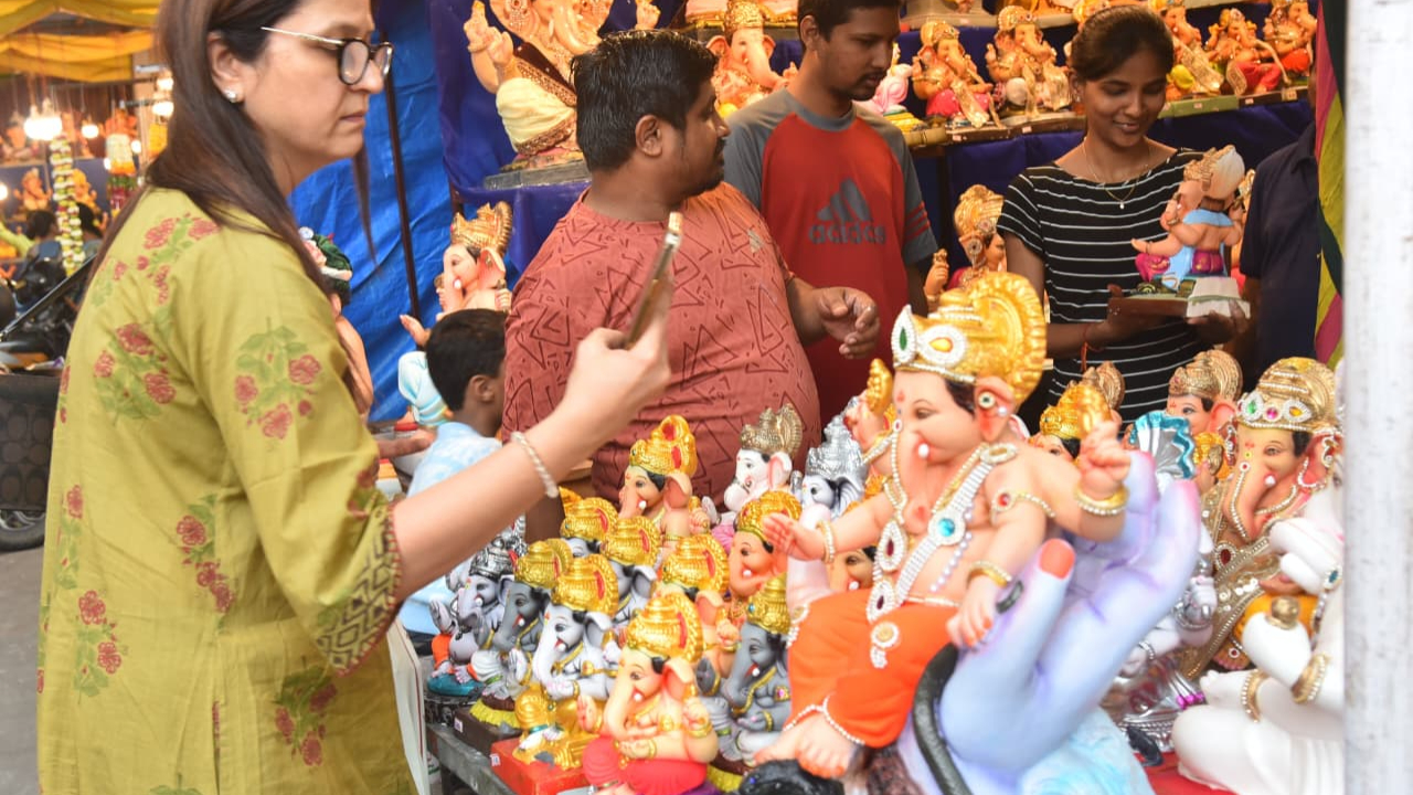 హైదరాబాద్ వ్యాప్తంగా మొదలైన వినాయక చవితి హడావిడి