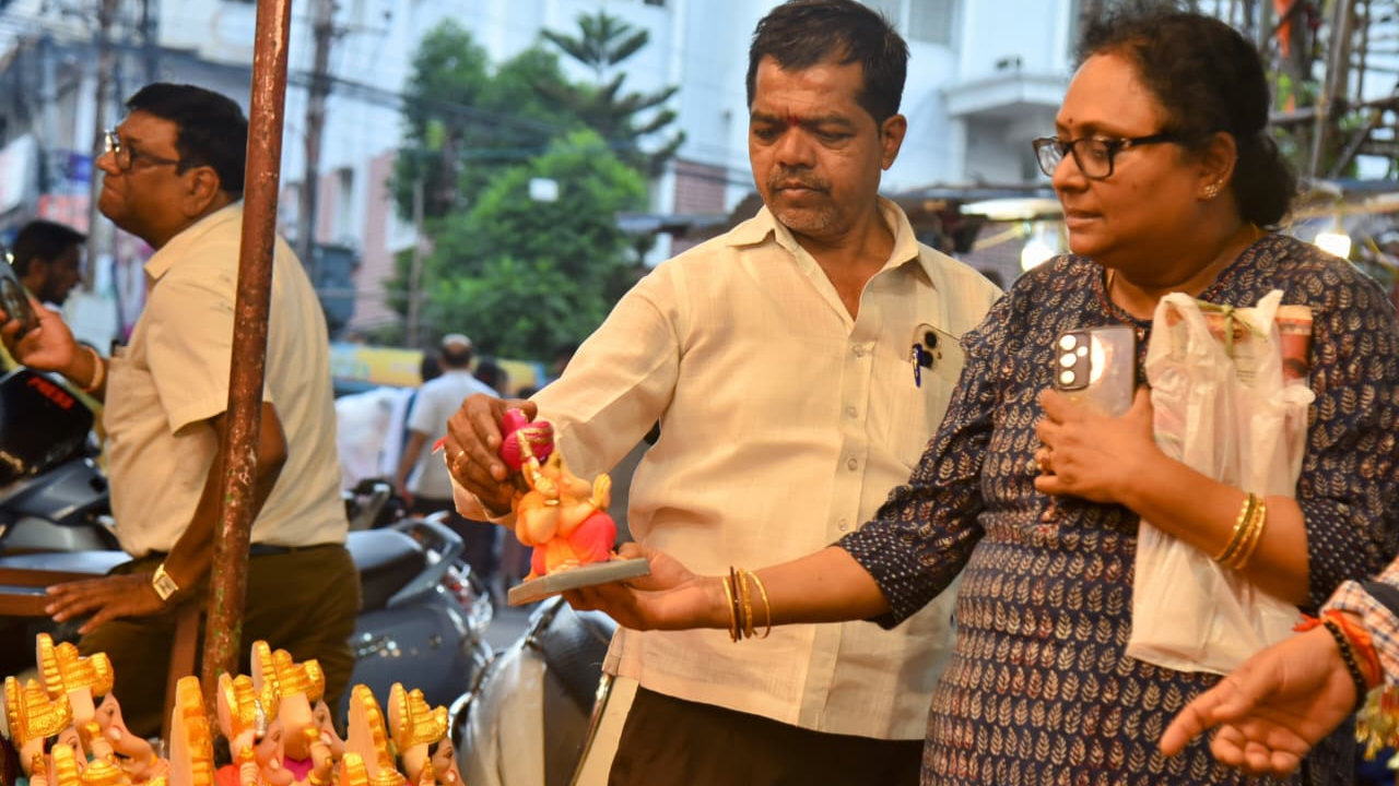 హైదరాబాద్ వ్యాప్తంగా మొదలైన వినాయక చవితి హడావిడి