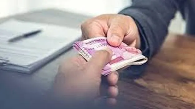 Official Caught Accepting Bribe: షోకాజ్‌ రద్దుకు రూ.25 వేల లంచం