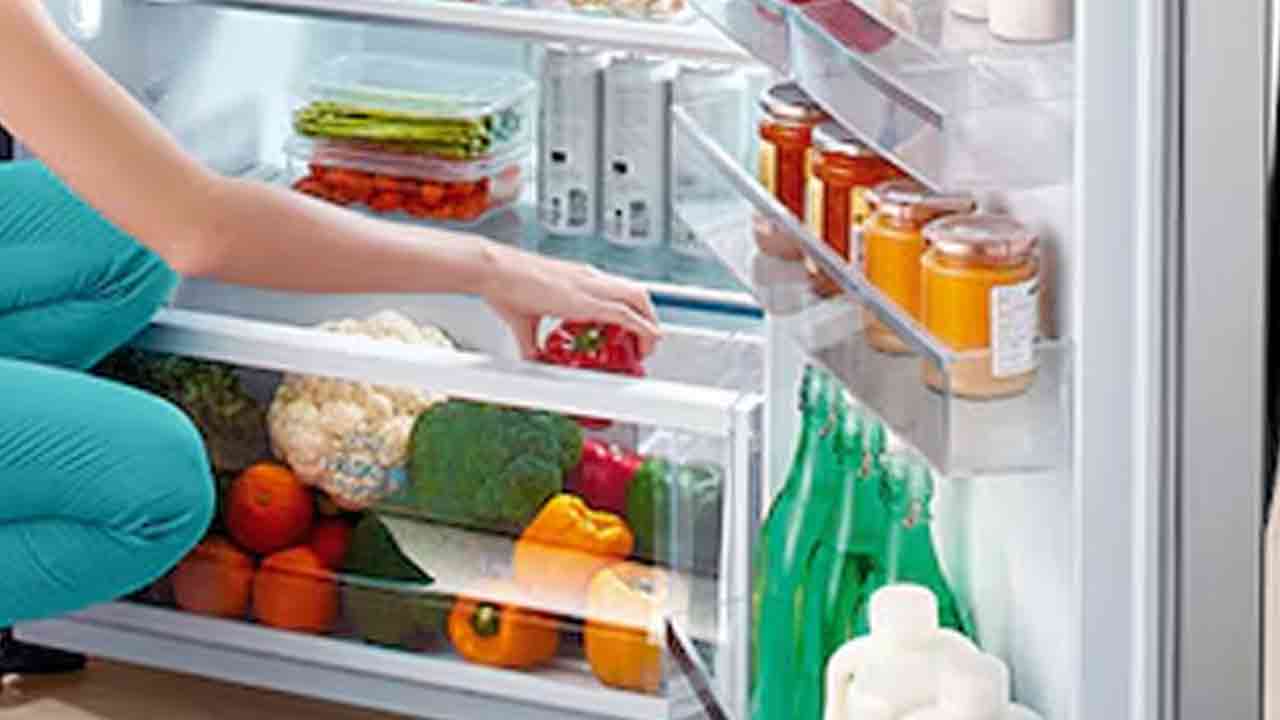Kitchen Hacks: పొరపాటున కూడా ఈ 5 వస్తువులను ఫ్రిడ్జ్‌‌ డోర్‌లో పెట్టొద్దు.. 