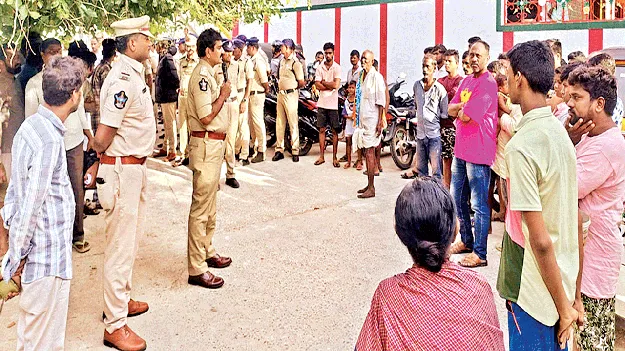 బుధవారపేటలో కార్డన సెర్చ్‌ 