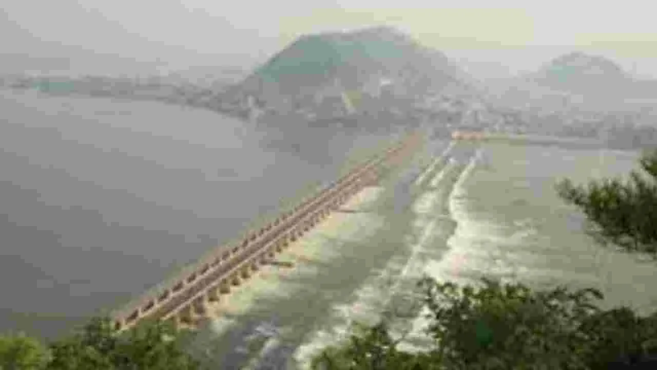 Vijayawada Krishna River: కృష్ణానదికి పెరిగిన వరద ఉధృతి 