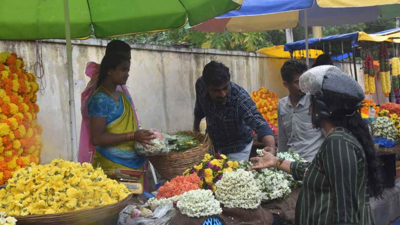Vinayaka Chavithi 2025: లింగంపల్లిలో మొదలైన వినాయక చవితి సందడి