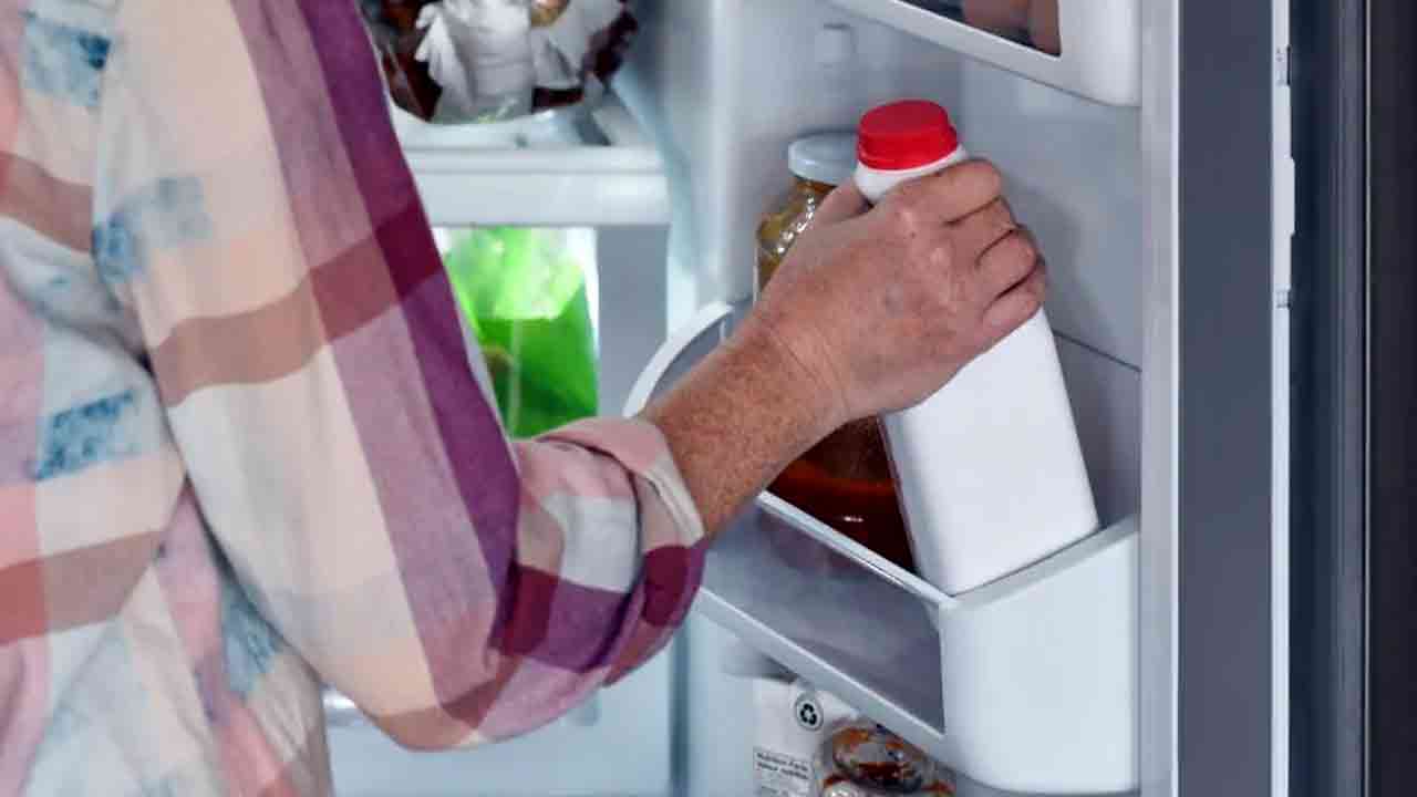 Kitchen Hacks: పొరపాటున కూడా ఈ 5 వస్తువులను ఫ్రిడ్జ్‌‌ డోర్‌లో పెట్టొద్దు.. 