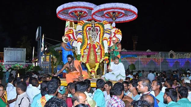 స్వర్ణ నెమలిపై శివపుత్రుడు 