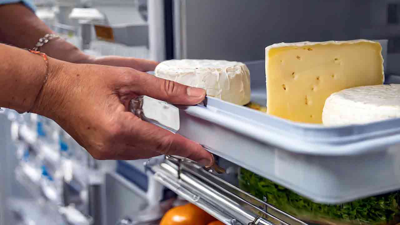 Kitchen Hacks: పొరపాటున కూడా ఈ 5 వస్తువులను ఫ్రిడ్జ్‌‌ డోర్‌లో పెట్టొద్దు.. 