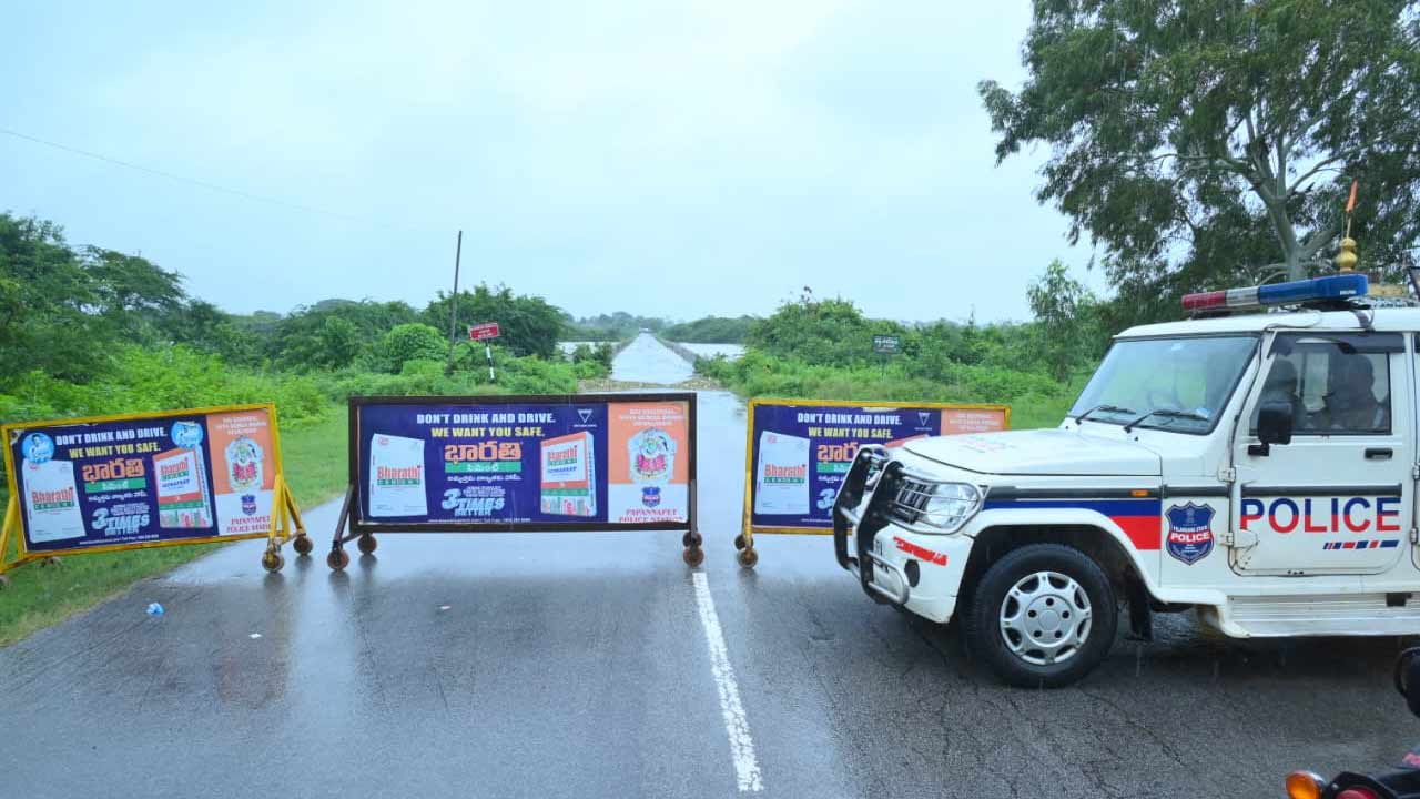 Telangana Floods: భారీ వరదలు.. ప్రమాదకరంగా పోచారం డ్యామ్..