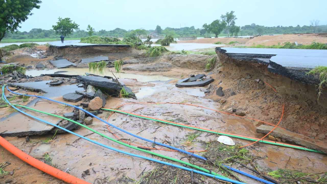 Telangana Floods: భారీ వరదలు.. ప్రమాదకరంగా పోచారం డ్యామ్..