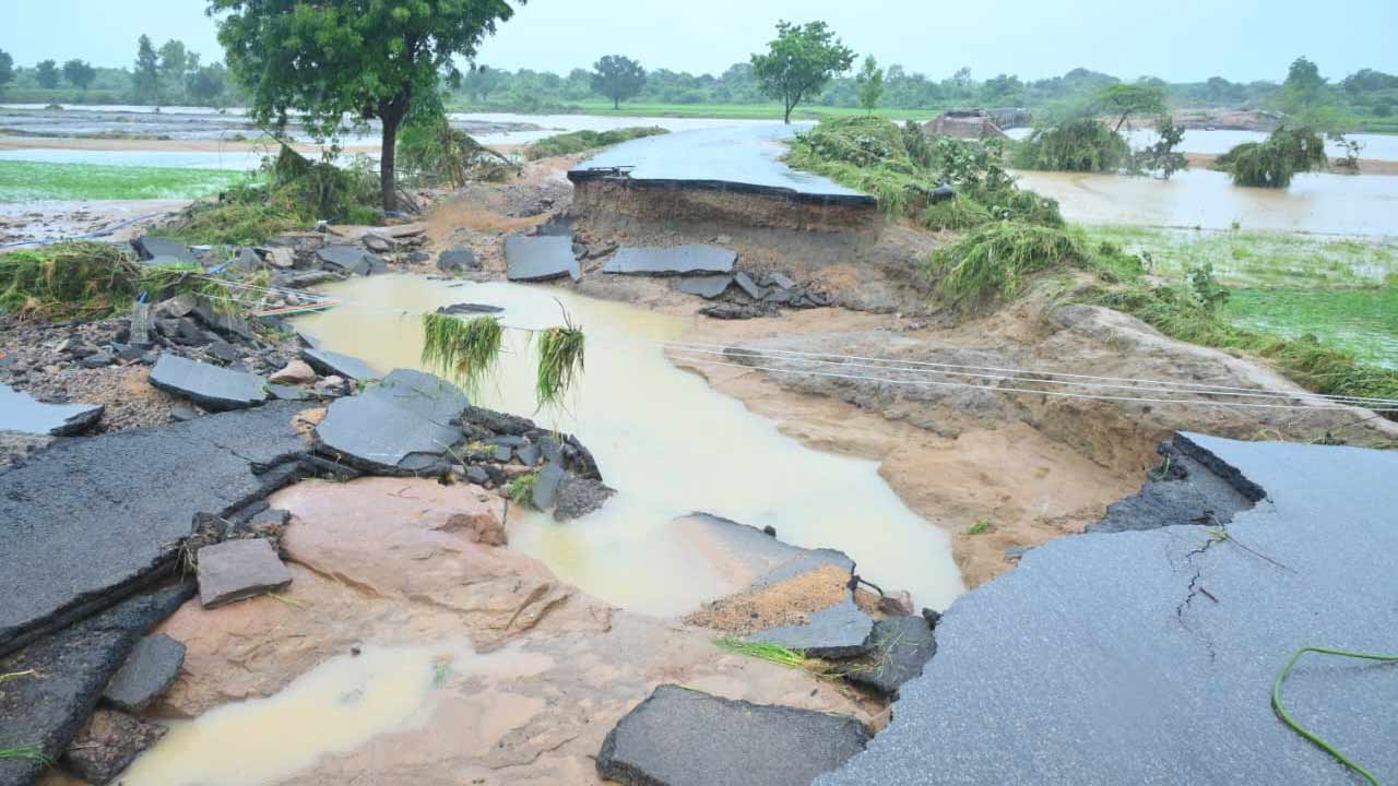 Telangana Floods: భారీ వరదలు.. ప్రమాదకరంగా పోచారం డ్యామ్..