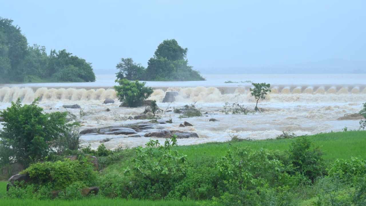 Telangana Floods: భారీ వరదలు.. ప్రమాదకరంగా పోచారం డ్యామ్..