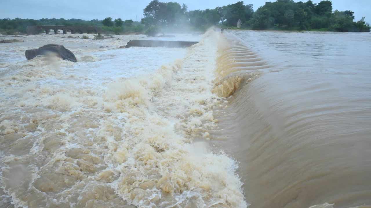 Telangana Floods: భారీ వరదలు.. ప్రమాదకరంగా పోచారం డ్యామ్..
