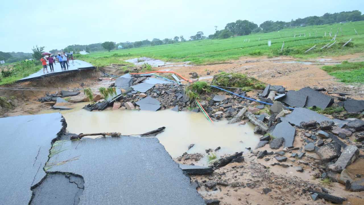 Telangana Floods: భారీ వరదలు.. ప్రమాదకరంగా పోచారం డ్యామ్..