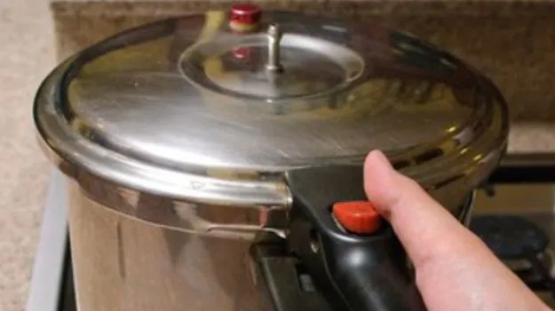 Kitchen Tips: కుక్కర్‌లో వంట చేసేటప్పుడు ఈ 7 తప్పులు చేయకండి