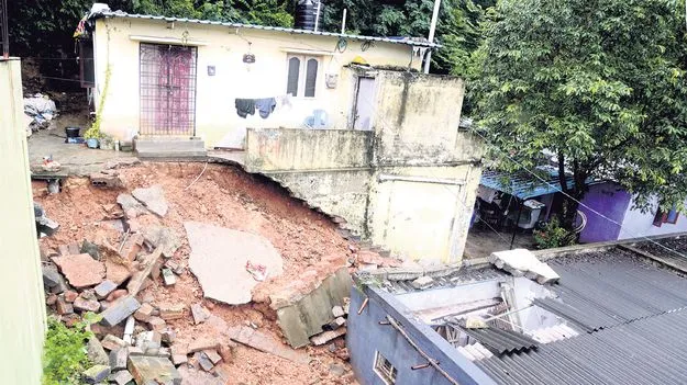 భయం గుప్పిట...