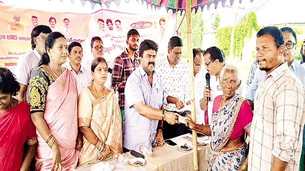 స్మార్ట్‌ రేషన్‌ కార్డుల పంపిణీ ప్రారంభం