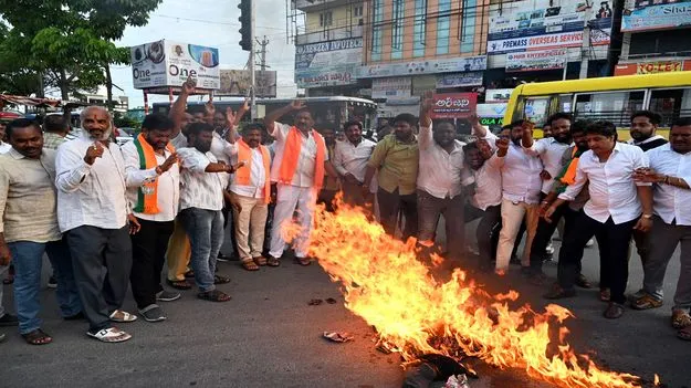 వేడెక్కిన రాజకీయాలు