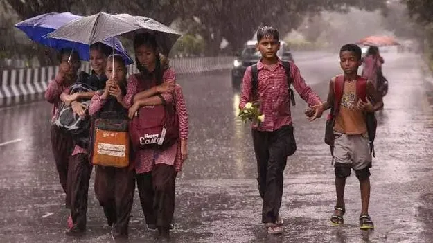  Holiday for Educational Institutions : భారీ వర్షాల కారణంగా విద్యా సంస్థలకు సెలవు, పరీక్షలు రద్దు