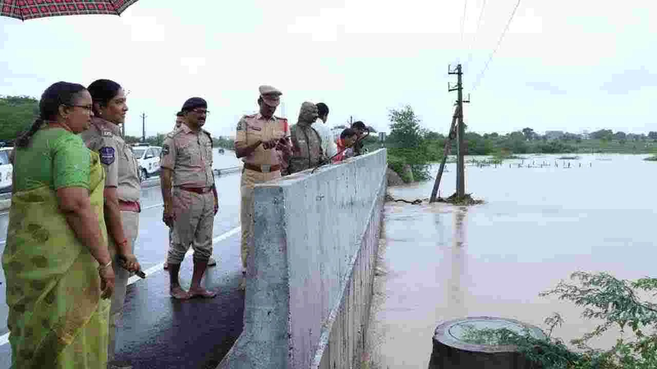Officials Relief Operations in Siddipet: బాబోయ్.. భారీ వర్షంతో సిద్దిపేట‌ అతలాకుతలం