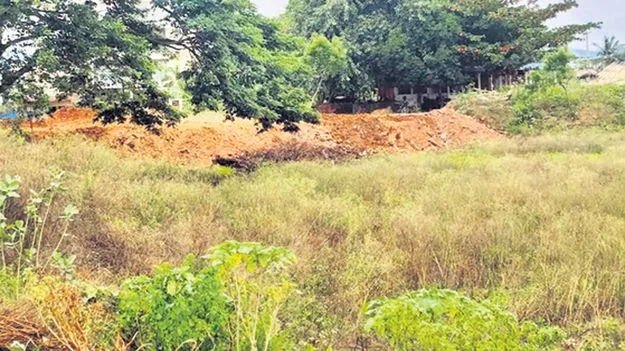 నగరంపాలెంలో చెరువు కబ్జా!