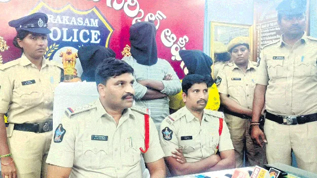 ఒంటరి మహిళ హత్య కేసును ఛేదించిన పోలీసులు