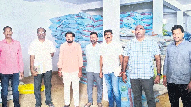 ఎరువుల అక్రమ నిల్వలు సీజ్‌